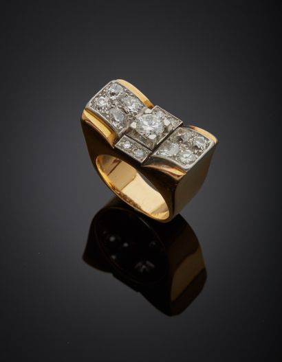null An 18K yellow gold 750‰ and platinum 850‰ ring, tank design, of banded geometric...