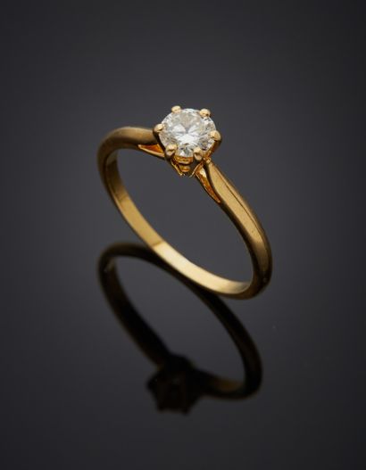 null Solitaire en or jaune 18K 750‰, serti d’un diamant brillanté.
Poids du diamant...