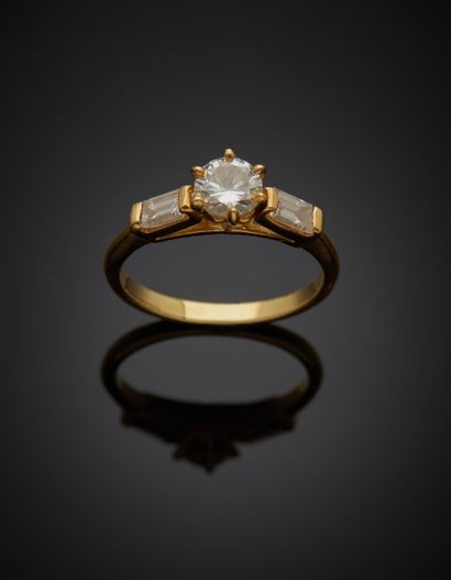 null Solitaire en or jaune 18K 750‰, paré d’un diamant de taille brillant épaulé...