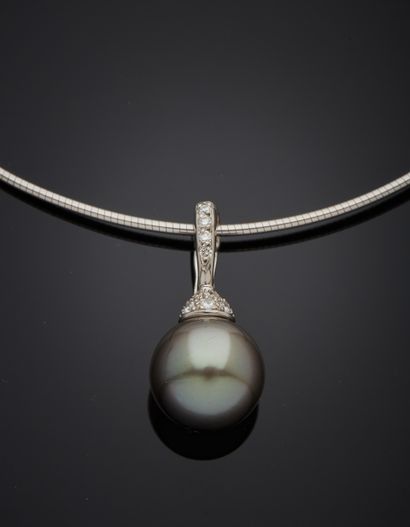 null 18K white gold 750‰ pendant, adorned with a gray South Sea cultured pearl topped...