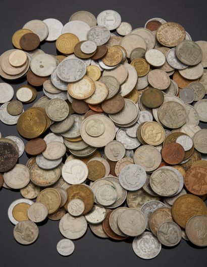 null **Lot de pièces en argent comprenant :
– une pièce de 5 francs, Louis-Philippe...