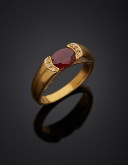 null POIRAY - Bague en or jaune 18K 750‰, parée d’un rubis (traité) de forme ovale...