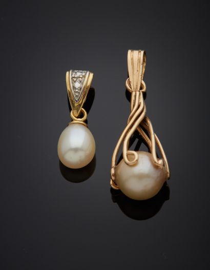 Deux pendentifs parés de perles de culture,...