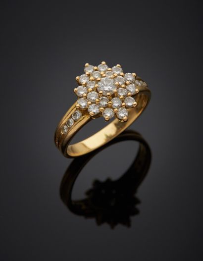 null Bague en or jaune 18K 750‰, en forme de fleur, sertie de diamants de taille...