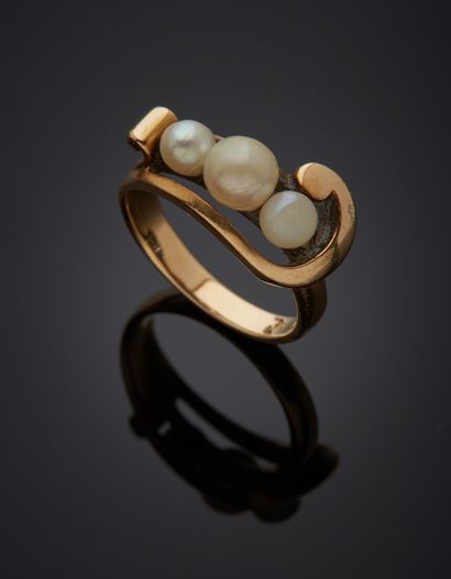 null 14K yellow gold 585‰ ring, adorned with three cultured pearls and scrolls.
Very...