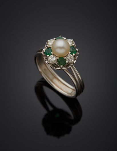 null 18K white gold 750‰ round ring, adorned at its center with a cultured pearl...
