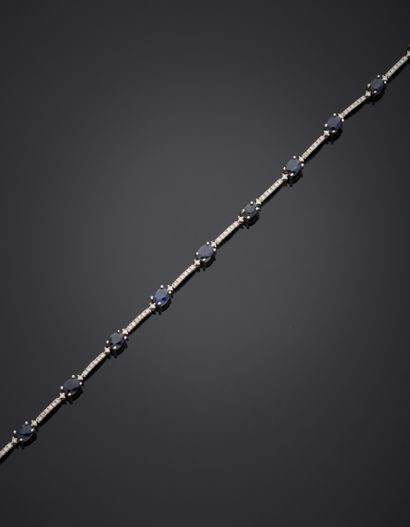 null 9K white gold bracelet 375‰, scandalized with oval-shaped (treated) sapphires,...