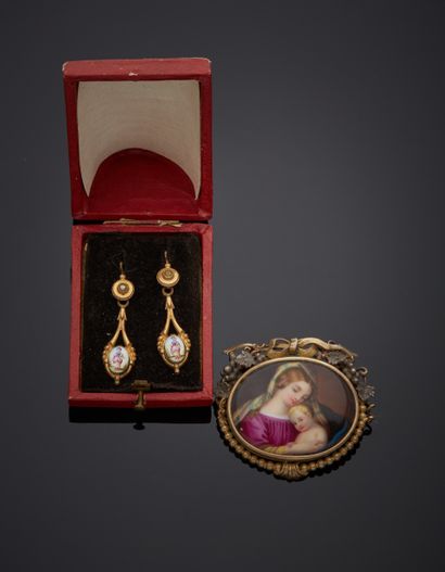 null Lot including a gilt metal brooch, oval shape, adorned with a painted porcelain...