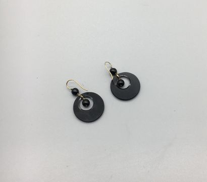 null Pair of 18K yellow gold 750‰ earrings, adorned with onyx discs and balls.
H....