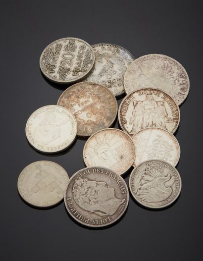 null **Lot de pièces en argent comprenant :
– une pièce de 5 francs, Louis-Philippe...