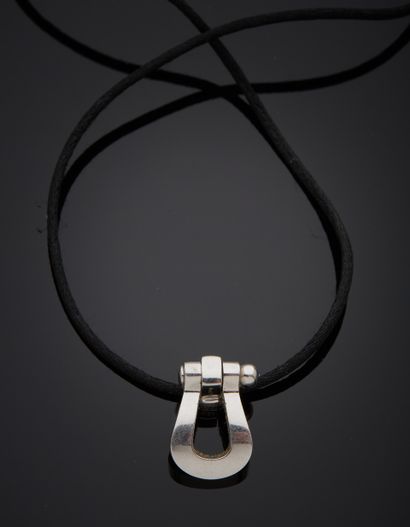 null FRED - 18K white gold 750‰ pendant, "Force 10" design, the plain shackle, on...