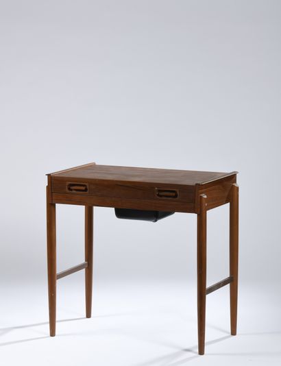 null SCANDINAVE WORK from the 1960s
Teak dressing table with three compartments and...