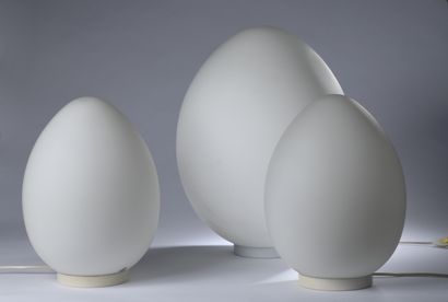 *Suite de trois lampes en forme d’œuf en...