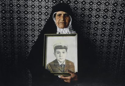 null Newsha TAVAKOLIAN (née en 1981)
Mère et fils, série mothers of martyrs, 2008
Photographie....