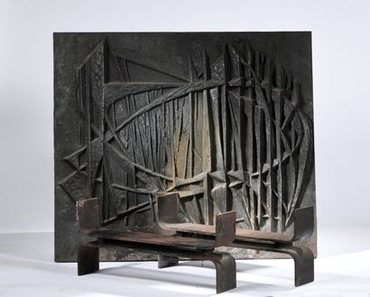 null *F. LORIOT (XXth)
Fireback with abstract decoration. 57 x 66 cm.
A pair of andirons...