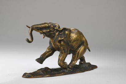 null E.L. Adenin (actif au XIXème siècle)
Éléphant 
Bronze à patine dorée
Signé «...