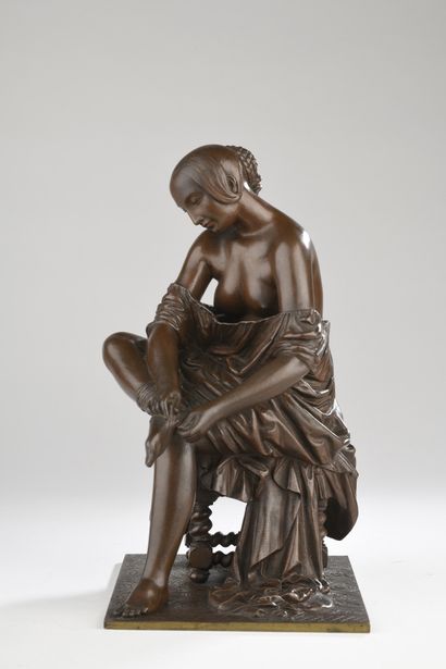 null James Pradier (1790-1852) 
Femme mettant son bas
Circa 1850
Bronze à patine...