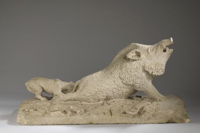 null R. Naudet (actif vers 1900)
Sanglier attaqué par un chien 
Sculpture en pierre...