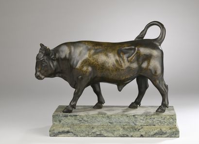 null 19th century French school 
Bull passing by
Bronze with light brown patina
H....