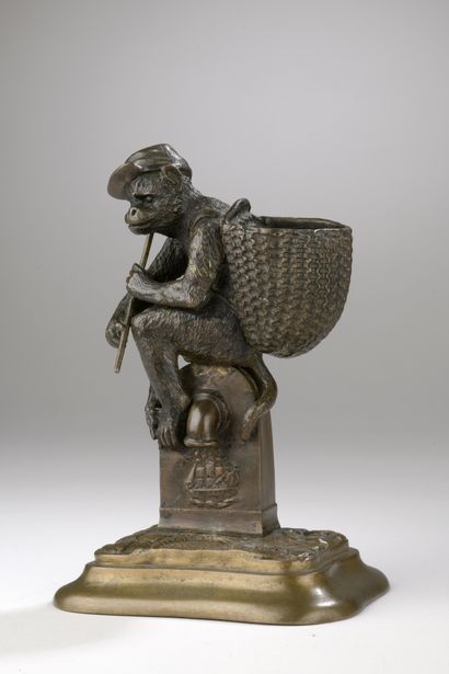 null Christophe Fratin (1801-1864) 
Monkey with hood, match holder
Bronze with light...