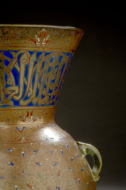 null Émile GALLÉ (1846-1904)
Lampe de mosquée de forme balustre à col évasé en verre...