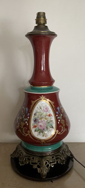 null LOT OF CERAMICS including :
Porcelain vase with Empire-style decoration of an...