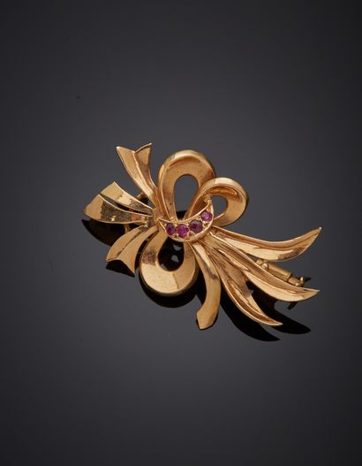 null Brooch in 18K yellow gold 750‰, in the form of a knotted ribbon, adorned with...