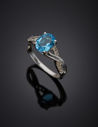 null Ring 9K white gold 375‰, adorned at its center with a blue topaz (treated),...