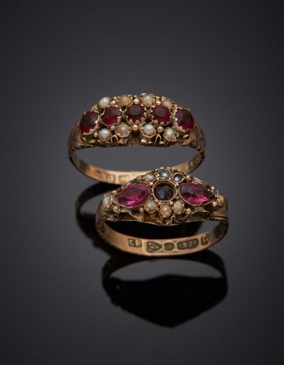 null Lot comprising:
- 9K yellow gold 375‰ garter ring, set with a line of garnets...