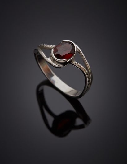 null Ring in 18K white gold 750‰, set with an oval garnet in an openwork design with...