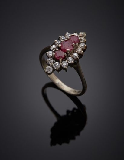 null Silver marquise ring 2nd title 800‰, set with red and white stones. Traces of...