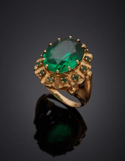 null Ring in 18K yellow gold 750‰, set with a green colored stone, in a surround...
