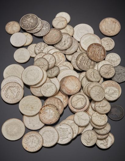 null Lot de pièces en argent comprenant :
– Pièce de 5 francs, Italie, An 10.
– Pièce...