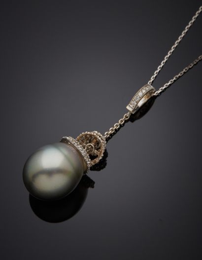 null Necklace in 18K white gold 750‰, adorned with a gray pear-shaped cultured pearl,...