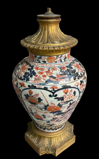 null JAPON
Vase de forme balustre en porcelaine Imari à décor en bleu et blanc sous...