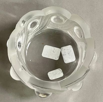 null Lot comprenant :
-Lalique France, modèle Nemours
Coupe en cristal moulé-pressé...