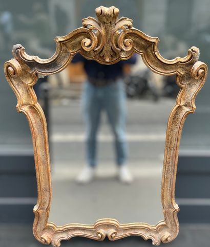 null Miroir en bois doré mouluré et sculpté
105 x 77 cm
Petits accidents