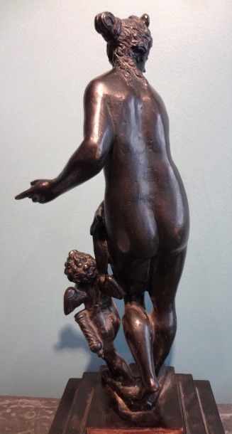 null Ecole du XIXème siècle

Vénus et Cupidon

Bronze sur socle en bronze et bois

Haut....