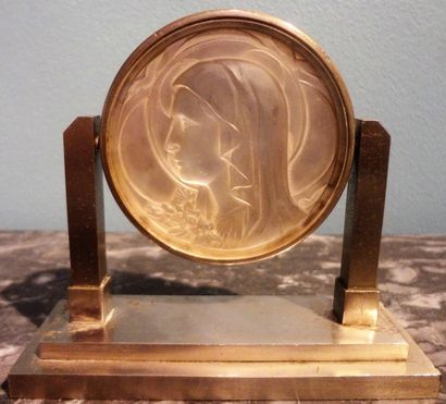 RENE LALIQUE (1860-1945) Médaillon en verre moulé pressé représentant la Vierge de...