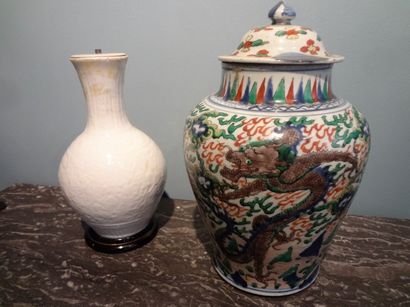 Un vase et une potiche en porcelaine de chine....