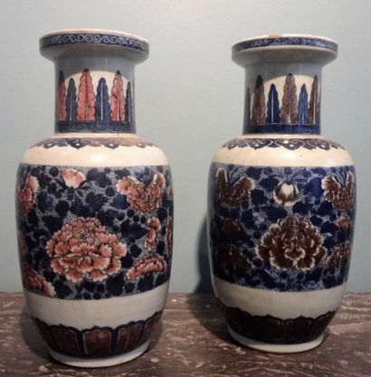 Paire de vases en porcelaine à décor de pivoines...