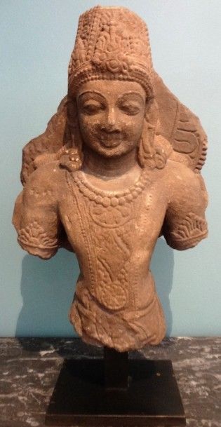 Torse de divinité indienne en pierre sculpté
Haut....