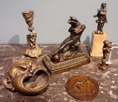 null Lot d'objets divers comprenant :

	- un bronze représentant Napoléon au globe....