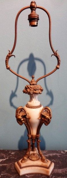 null Pied de lampe en marbre blanc et bronze doré à tête de bélier

XIXème siècle

Haut....