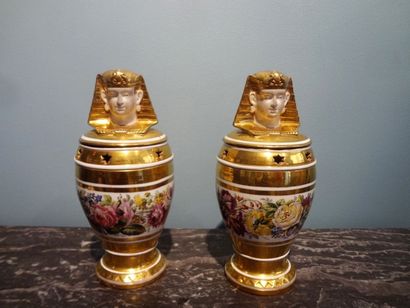 null Paire de pots pourris en porcelaine à décor polychrome et or de guirlandes fleuries....