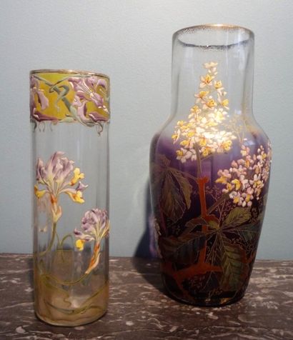 Deux vases en verre à décor émaillé de branchages...