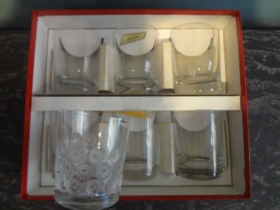 BACCARAT Suite de 6 verres à whisky en cristal. Boite d'origine.

On y joint un verre...