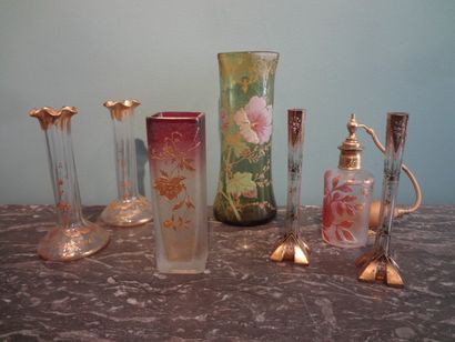 null Lot comprenant :

- 2 paires de vases soliflores

- un vaporisateur à décor...