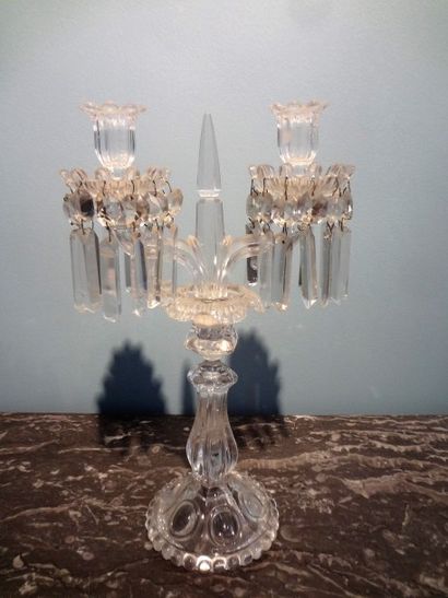 BACCARAT Grand candélabre en cristal à deux bras de lumière.

Haut. 40 cm