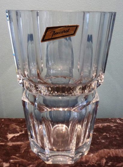 BACCARAT Vase tronconique en en cristal à pans

Haut. 25 cm
